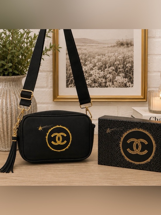 CHANEL Handbags - Chanel Beauty Cosmetic Bag VIP GWP Item NWOT Holiday Edition Bag